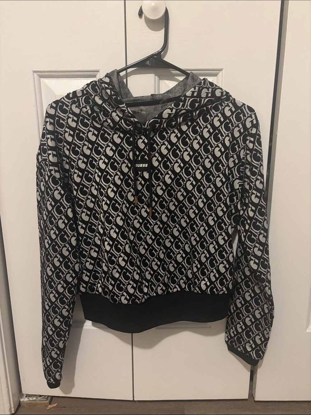 GUESS Black & White All-Over Logo Cropped Hoodie